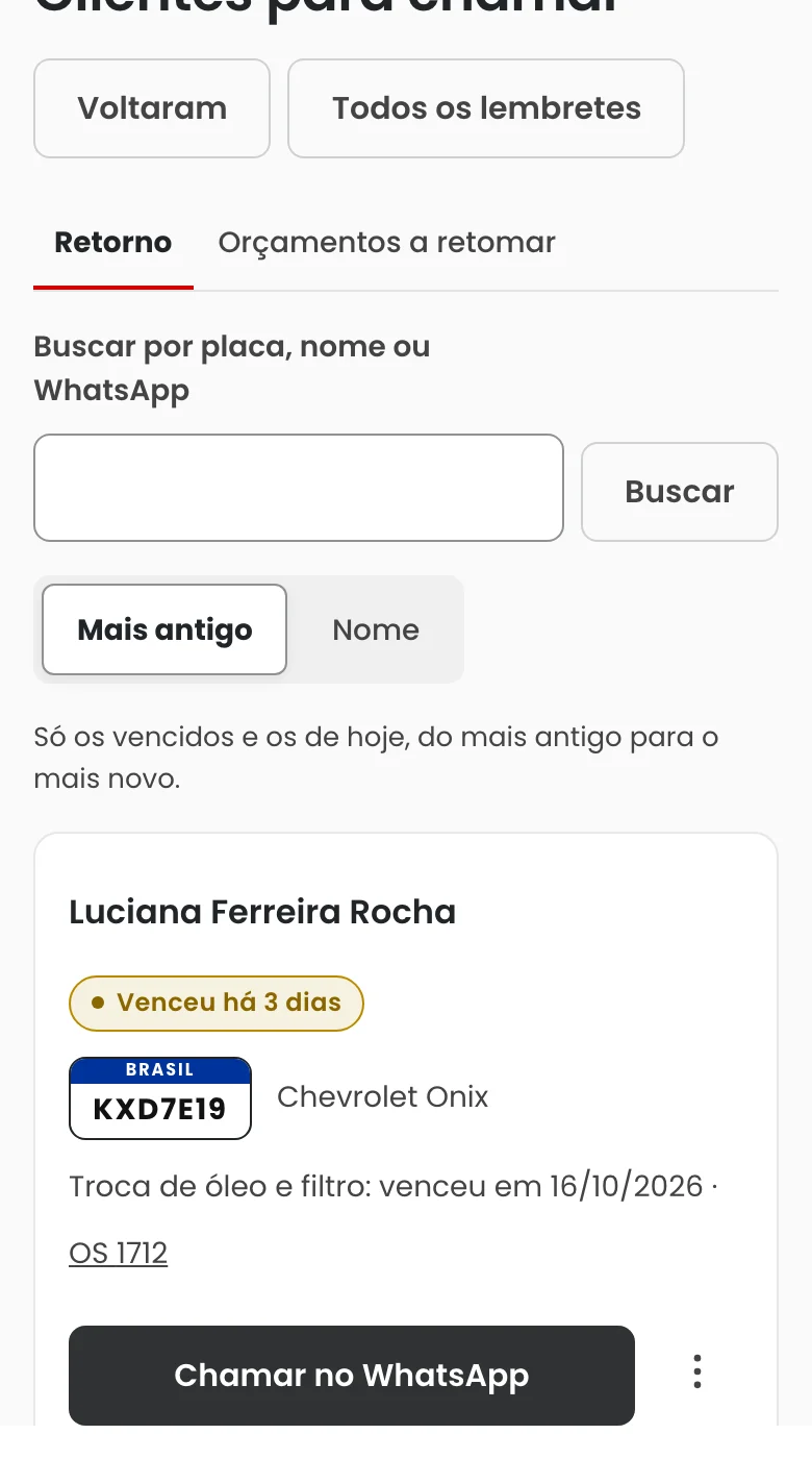 Lista de clientes para chamar com a dona do Onix, troca de óleo vencida há 3 dias e o botão Chamar no WhatsApp